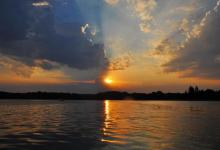 Zachód słońca nad jeziorem Białym, fot. J. Koniecko