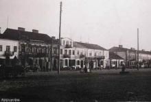 Zdjęcie czarno-białe bardzo pierzei wschodniej ul. Rynek Zygmunta Augusta- początek XX wieku- widoczne augustowskie kamieniczki i fragment ulicy.