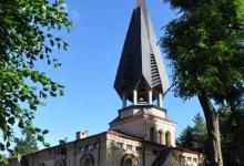 Kościół pw. Matki Boskiej Częstochowskiej na tle błękitnego nieba, fot. J. Koniecko