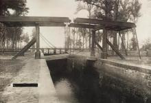 Zdjęcie czarno-białe Śluzy Kanału Augustowskiego z 1907 r.