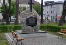 Tablica pamiątkowa upamiętniająca ofiary katastrofy smoleńskiej, fot. UM w Augustowie