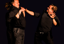 „WAKACJE WELCOME TO” – spektakl improwizowany Teatru Pneumatycznego