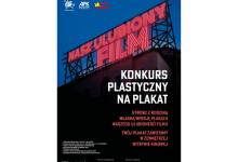 Plakatna którym na górze wielkimi lierami w kolorze czerwonym jest napis -NASZ ULUBIONY FILM, jest to na tle niebieskim.Niżej napis wielkimi, białymi literami -KONKURS PLASTYCZNY NA PLAKAT- na tle czarnego budynku, jeszcze niżej mniejszą czcionką w kolorze czerwonym napis Stwórz z rodziną własną wersję plakatu waszego ulubionego filmu, TWÓJ PLAKAT ZAWIESIMY W ZEWNĘTRZNEJ WITRYNIE KINOWEJ