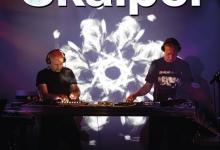 Augustowskie Placówki Kultury serdecznie zapraszają w czwartek 30 kwietnia 2026 do kina Iskra w Augustowie, gdzie o godz. 20:00 rozpocznie się koncert Skalpela! „Muzyka Skalpela to soundtrack do nieistniejącego filmu” – takie zdanie towarzyszy duetowi od lat. Tym razem Marcin Cichy i Igor Pudło postanowili wprost odnieść się do tej idei i przygotowali specjalny program ambientowy – nowe wersje swoich utworów, premierowe kompozycje oraz autorskie wizualizacje.