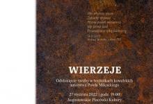 Zdjęcie przedstawia plakat wydarzenia „Wierzeje” – odsłonięcie rzeźby Pawła Mikuckiego, odsłonięcie rzeźby „Wierzeje” wykonanej w technikach kowalskich, które odbędzie się w czwartek 27 stycznia 2022 r. o godz. 19:00 na dziedzińcu Miejskiego Domu Kultury w Augustowie, plakat w ciemnej kolorystyce z białymi napisami