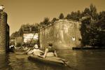 Czarno białe zdjęcie ukazujące kajakarzy wpływających do śluzy na Kanale Augustowskim, fot. J.Koniecko