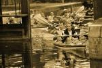 Czarno białe zdjęcie ukazujące kajakarzy wpływających do śluzy Gorczyca na Kanale Augustowskim, fot. J.Koniecko