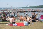 Plażujący ludzie na miejskiej plaży nad Jeziorem Necko, fot. J. Koniecko