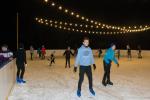 Zdjęcie ukazujące łyżwiarzy na  lodowisku przy Centrum Sportu i Rekreacji w Augustowie