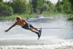 Zdjęcie przedstawia mężczyznę na wakeboardingu na wyciągu nart wodnych, na jeziorze Necko, podczas zawodów Netta Cup fot. J. Koniecko