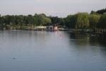 Zdjęcie z perspektywy, widoczna rzeka Netta, bulwary Augustowskie, oraz bar "Biała Perła"