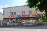 Zdjęcie przedstawia budynek kina Iskra z zewnątrz. Widoczny napis na budynku: "BAR 3D KINO ISKRA"